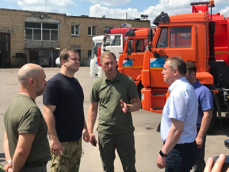 Над восстановлением Шахтёрска трудятся свыше сотни дальневосточных специалистов и это не предел — Хоценко