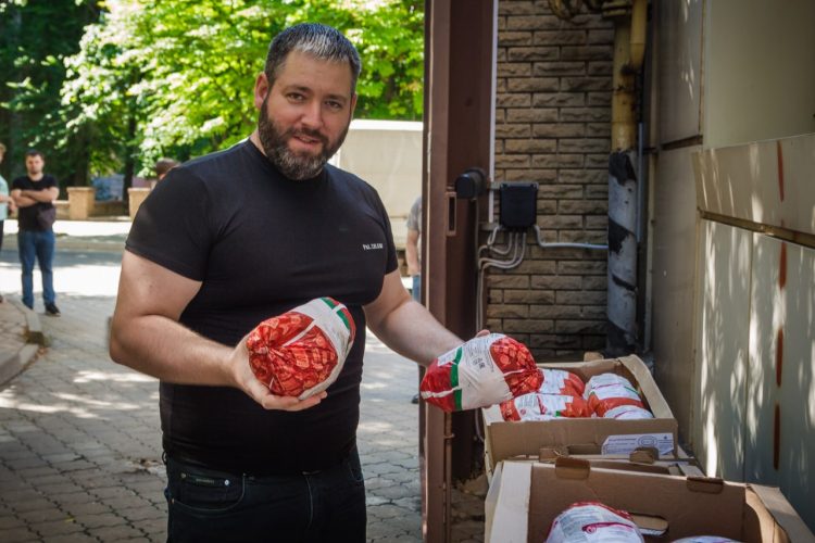 В ДНР передали 18 тонн замороженной курятины из Новосибирска