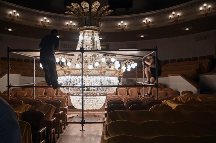 Донецкая муздрама покажет три премьеры в новом театральном сезоне