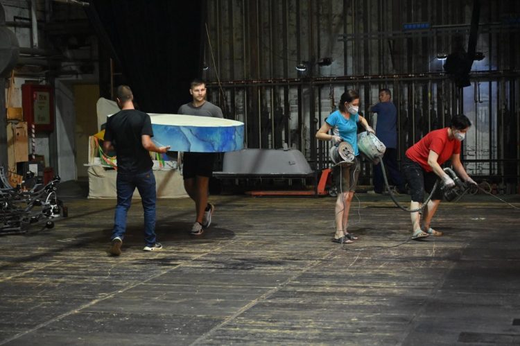 Донецкая муздрама покажет три премьеры в новом театральном сезоне