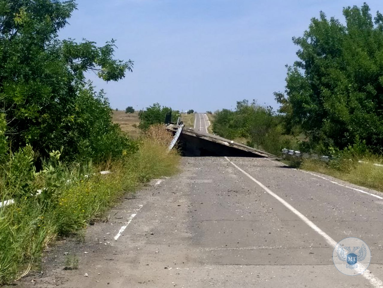 Поселок луганское. Сломанный мост. Разрушенный мост. Станица Луганская. Мост в Киеве.