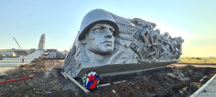 На Саур-Могилу доставили девятиметровую фигуру Солдата Победы