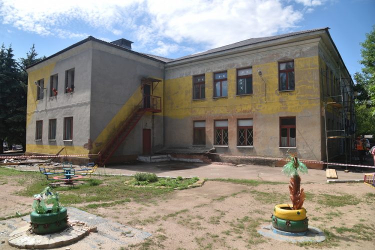 Магаданская область помогает восстанавливать ясли-сад в Ждановке