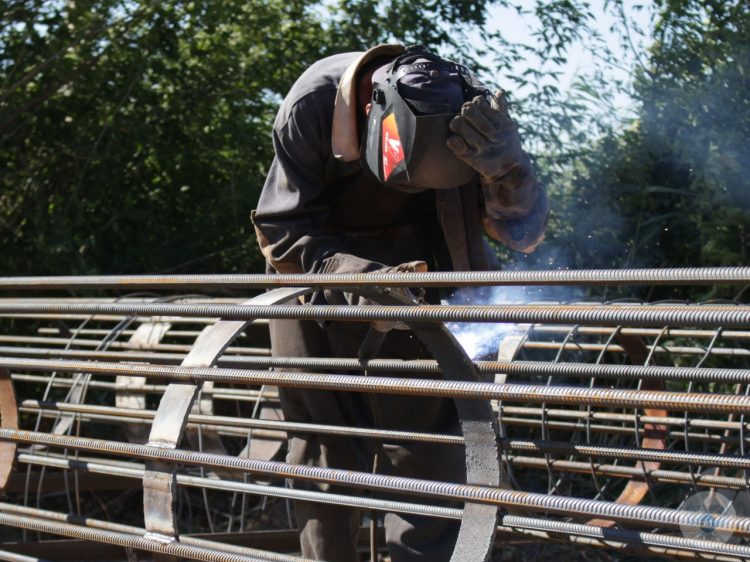 Восстановление моста через реку Крынка завершат до конца года