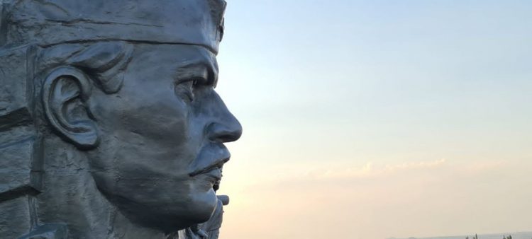 На Саур-Могилу доставили девятиметровую фигуру Солдата Победы