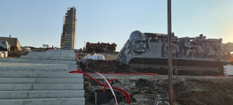 На Саур-Могилу доставили девятиметровую фигуру Солдата Победы