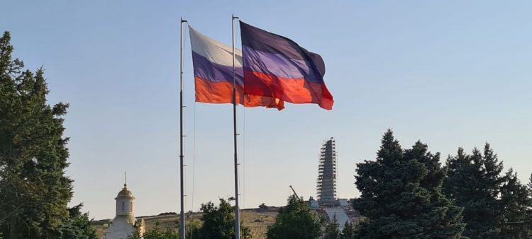 На Саур-Могилу доставили девятиметровую фигуру Солдата Победы