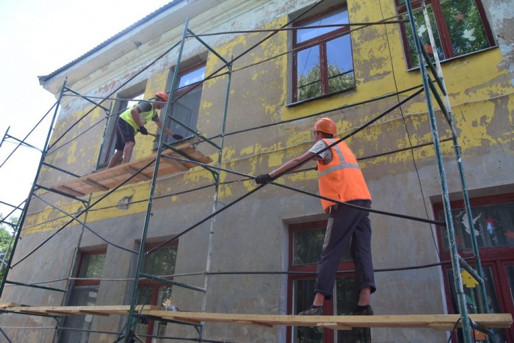 Магаданская область помогает восстанавливать ясли-сад в Ждановке