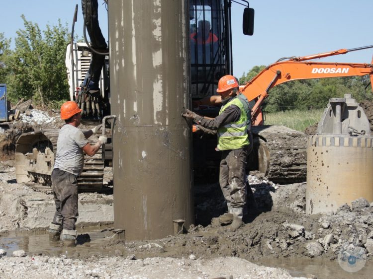 Восстановление моста через реку Крынка завершат до конца года