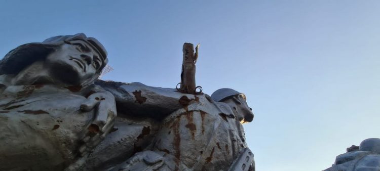 На Саур-Могилу доставили девятиметровую фигуру Солдата Победы