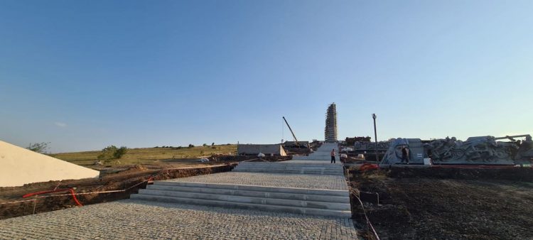 На Саур-Могилу доставили девятиметровую фигуру Солдата Победы