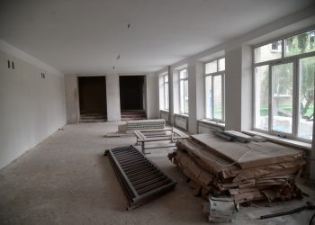 Подрядчики из Самарской области проводят капитальный ремонт двух школ в Снежном