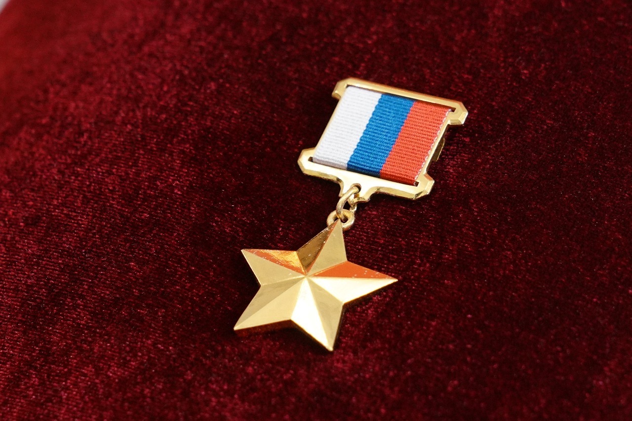 Путин передал Звезду Героя России дочери погибшей в боях за Донбасс Ольги Качуры