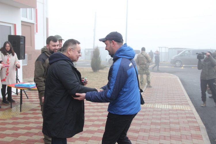 Десять семей в Волновахе получили ключи от новых квартир