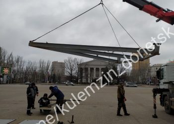 В Донецке устанавливают новогоднюю ёлку, несмотря на обстрелы