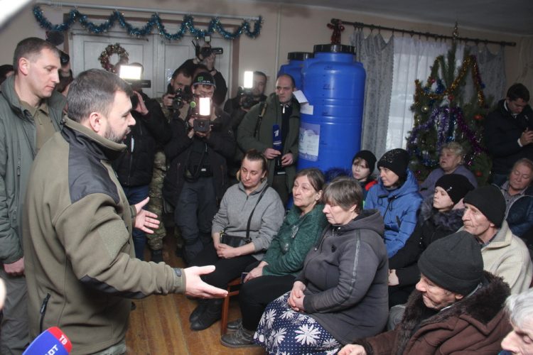 Денис Пушилин встретился с жителями, эвакуированными из освобожденных населенных пунктов на севере Республики