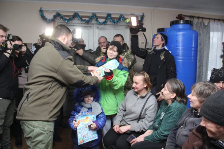 Денис Пушилин встретился с жителями, эвакуированными из освобожденных населенных пунктов на севере Республики