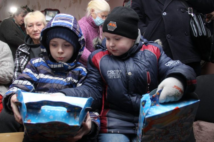 Денис Пушилин встретился с жителями, эвакуированными из освобожденных населенных пунктов на севере Республики