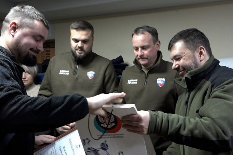 Денис Пушилин, Александр Сидякин и Артем Туров поздравили военкоров с профессиональным праздником