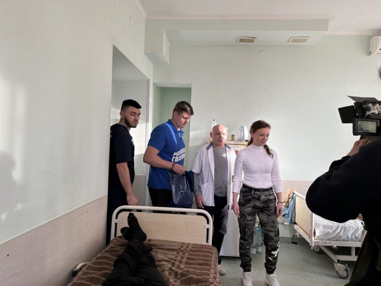 В Донецкую больницу им. Калинина передали высокотехнологичные медицинские изделия