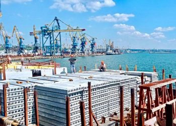 Четыре судна под управлением Роскапстроя доставляют в Мариупольский порт строительные материалы