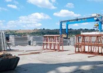 Новая партия домокомплектов доставлена в морской порт Мариуполя из Севастополя