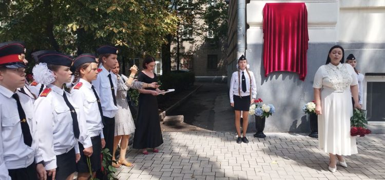 В Донецке увековечили память военнослужащего и военкора Геннадия Дубового