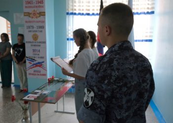 В донецкой гимназии открыли «Парту Героя» в честь своего выпускника