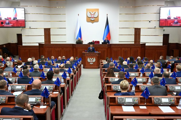 Константин Кузьмин избран Председателем Народного Совета ДНР