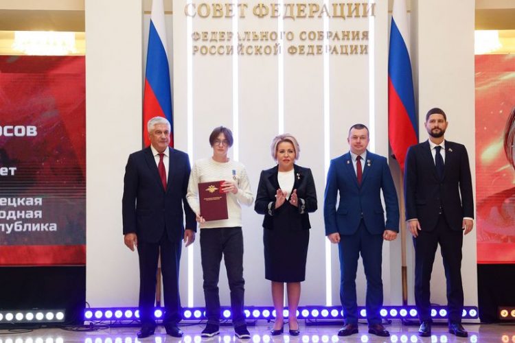 Дети-герои из ДНР получили награды за проявленное мужество в экстремальных ситуациях