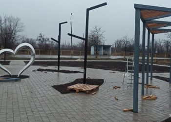 В Докучаевске благоустраивают общественную территорию по программе «Формирование комфортной городской среды»