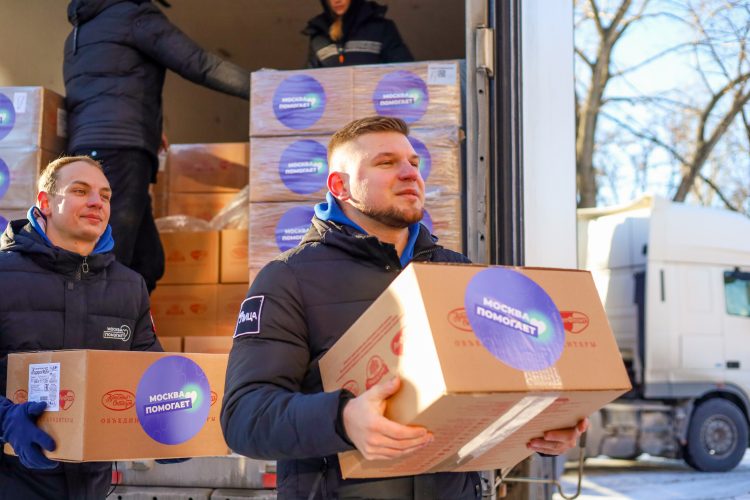 В Донецк приехали Новогодние сладкие подарки для детей в рамках проекта «Москва помогает»