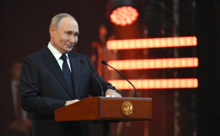 Владимир Путин вручил первые медали ветеранам в честь 80-летия Великой Победы