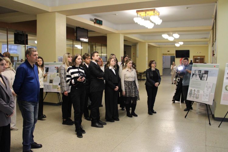 В ДонГУ открылась выставка, посвященная истории отечественной военной медицины