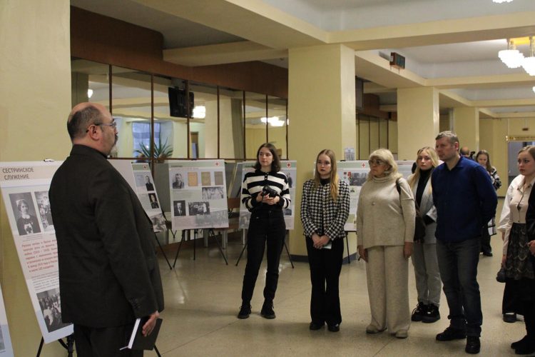 В ДонГУ открылась выставка, посвященная истории отечественной военной медицины