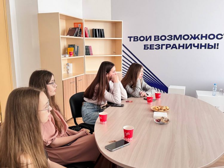 Участники книжного клуба президентской платформы в Донецке познакомились с голосами военной прозы
