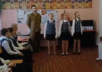 В докучаевской школе №3 прошел фестиваль военной песни «Нам дороги позабыть нельзя»