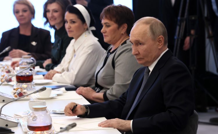 Владимир Путин провёл встречу с сотрудниками и подопечными фонда «Защитники Отечества»