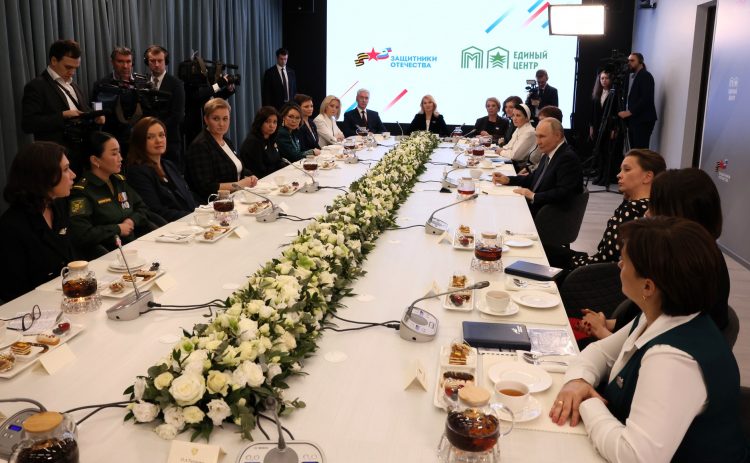 Владимир Путин провёл встречу с сотрудниками и подопечными фонда «Защитники Отечества»