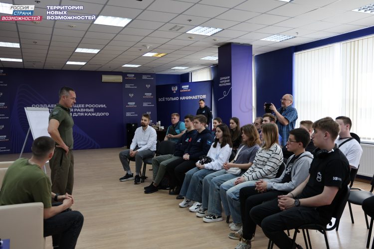Участники СВО Владимир и Максим Сухинины учат выпускников платформы в ДНР оказывать первую помощь