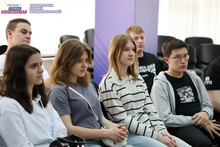 Участники СВО Владимир и Максим Сухинины учат выпускников платформы в ДНР оказывать первую помощь