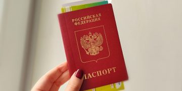 Загранпаспорт РФ с билетом в руке, путешествие и отпуск