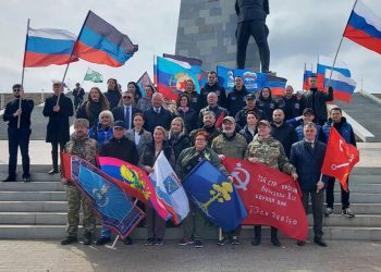 Участники автопробега «Дорога Жизни объединяет» привезли на «Саур-Могилу» капсулу с землей с «Дороги жизни»