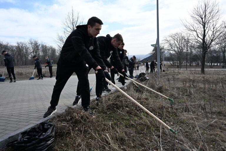 Молодые активисты принимают участие в субботнике