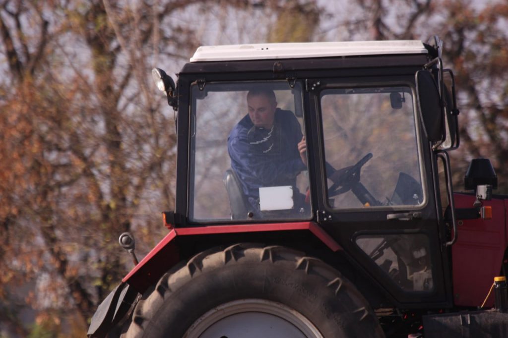 Водитель трактора, сельскохозяйственная техника