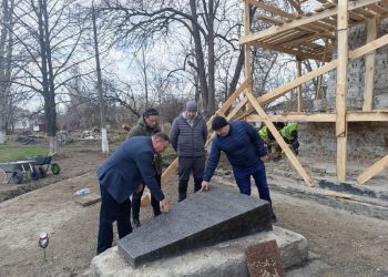 Глава городского округа Снежное проверил ход восстановления Братской могилы советских воинов в Залесном
