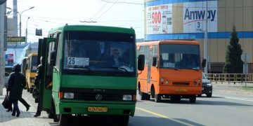 Автобусы на остановке