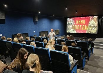 Школьники смотрят кино про Великую Отечественную войну