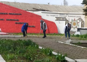 Активисты Иловайска привели в порядок мемориал «Скорбящая мать» в преддверии 80-летия Победы