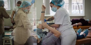 Доноры сдают кровь в Республиканском центре крови, ДНР